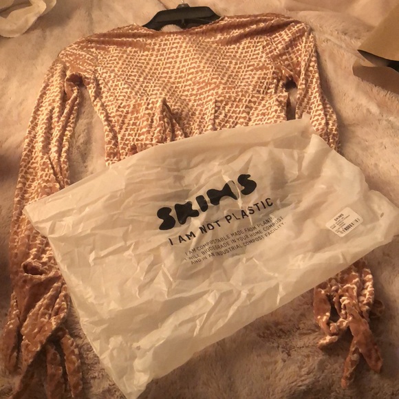 Skims bodysuit with stirrups and hand gloves - Picture 2 of 7